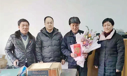 浙江省國防工業(yè)工會徐航主任、王哲（副處級調(diào)研員）代表省國防工業(yè)工會來公司慰問全國勞動模范余昌琴和困難職工。